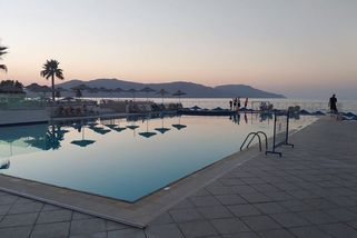 Z hotelu rovnou na kapačky: Naše zkušenost s krétskou nemocnicí a reklamací - Médium.cz